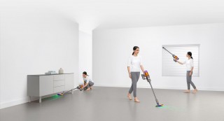 Dyson V12 Detect Slim™ Absolute - zdjęcie lifestyle, podczas odkurzania