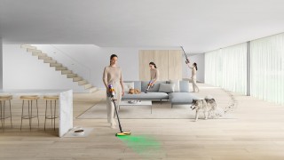 Dyson V15 Detect™ Absolute - podczas sprzątania, zdjęcie lifestyle