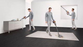Dyson V15 Detect™ Absolute - podczas sprzątania, zdjęcie lifestyle