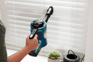 Sharp SA-VP3501AQ - zdjęcie lifestyle, funkcja odkurzacza ręcznego