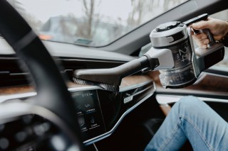 Sharp SA-VP3501BS - zdjęcie lifestyle, sprzątanie auta