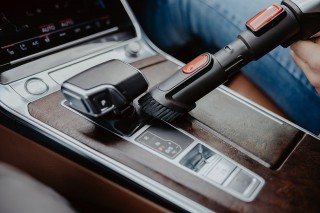 Sharp SA-VP3501BS - zdjęcie lifestyle, sprzątanie auta