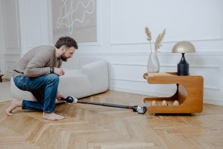 Sharp SA-VP3501BS - zdjęcie lifestyle, odkurzanie podłogi