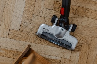 Sharp SA-VP3501BS - zdjęcie lifestyle, odkurzanie podłogi
