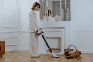 Sharp SA-VP4001AQ - zdjęcie lifestyle, odkurzanie podłogi