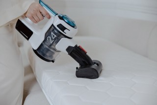 Sharp SA-VP4001AQ - zdjęcie lifestyle, odkurzanie kanapy