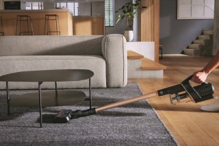 Miele Duoflex HX1 Total Care - odkurzanie trudno dostępnego miejsca pod ławą