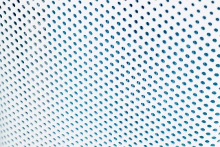 Xiaomi Air Purifier 2 obudowa z bliska, dziurki przez które pobierane jest brudne powietrze