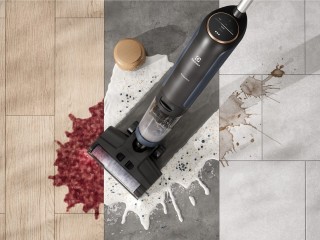 Electrolux Aqua Ultimate 800 Wet&Dry EW81U3DB - usuwanie mokrych plam