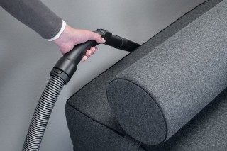 Długa ssawka Miele szczelinowa - odkurzanie trudno dostępnego miejsca