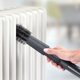 Szczotka Miele do grzejników podczas odkurzania