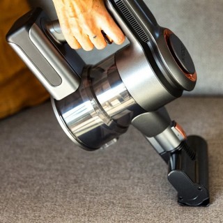 HYGSE handy - mała turboszczotka podczas odkurzania kanapy